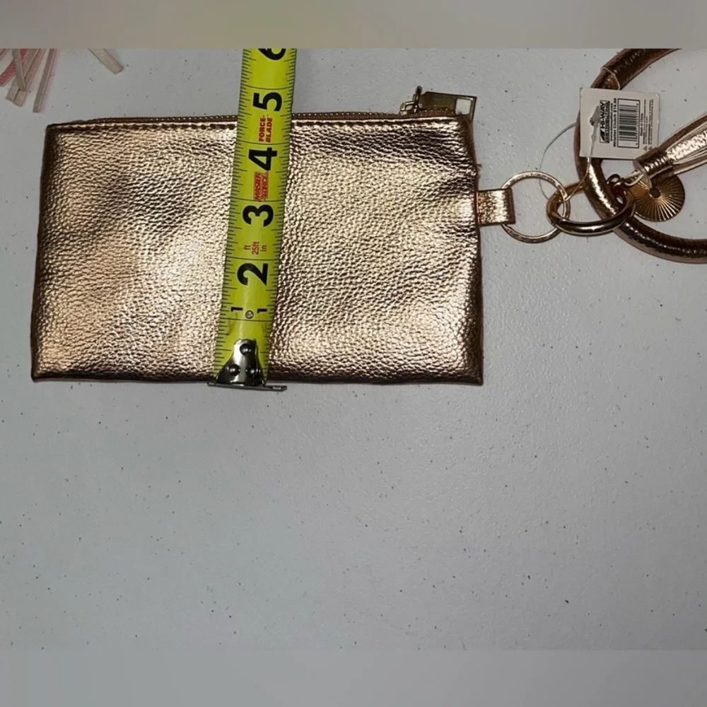 💙 NWT Pink Texture Wristlet with Tassel & Charm
